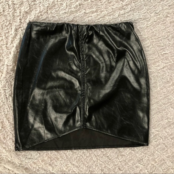 ☀️☀️☀️ 4/$20 NWT! Pretty Little Things Bekka asymmetrical vegan leather skirt! - Picture 2 of 8